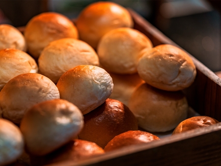 Hjemmelavet boller, kaffe og kage